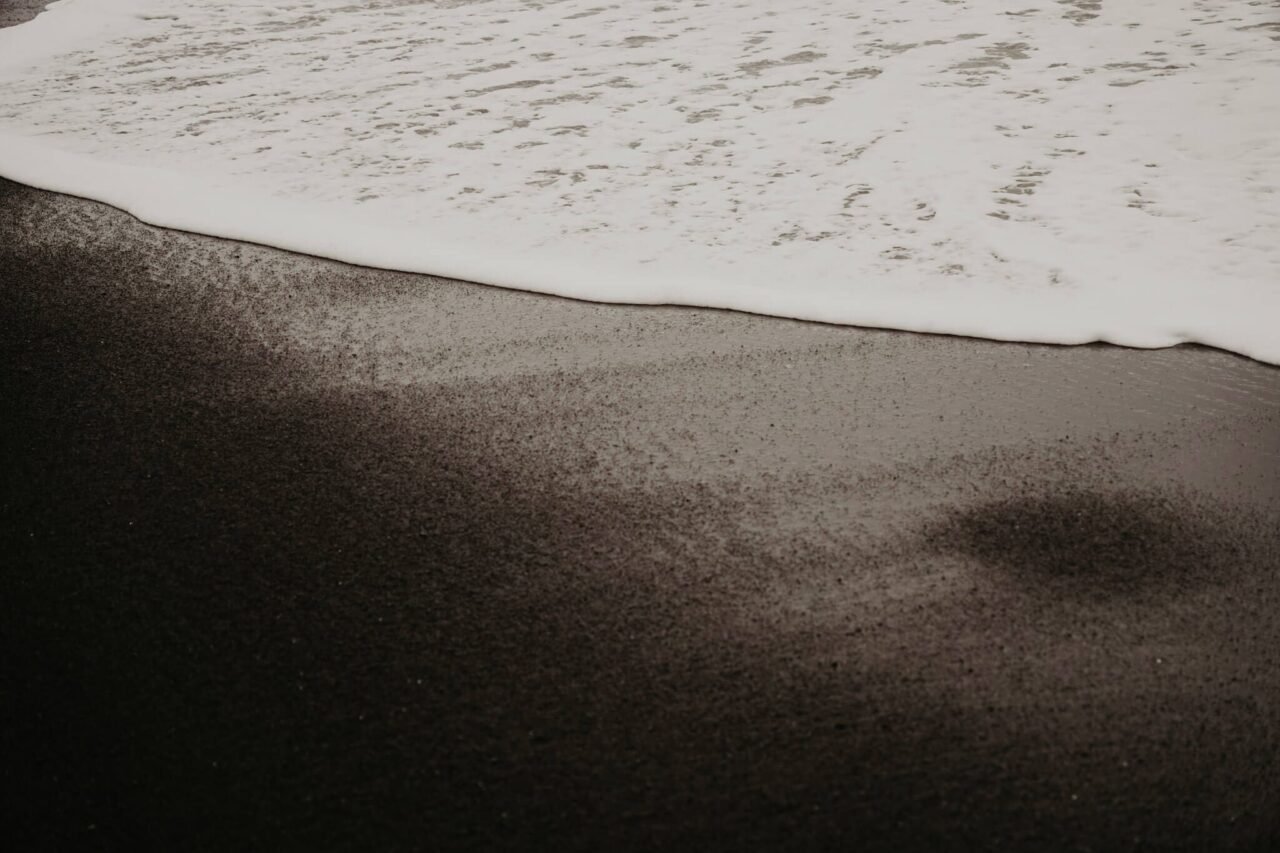 Reynisfjara jako jediná pláž na Islandu s černým pískem? Ale kdepak!
