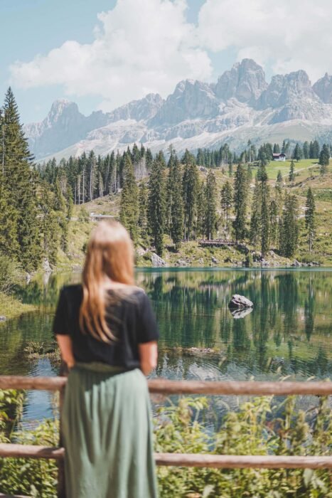 Lago di Carezza a horské chaty